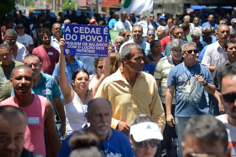 Servidores da Cedae protestam contra privatização da companhia
