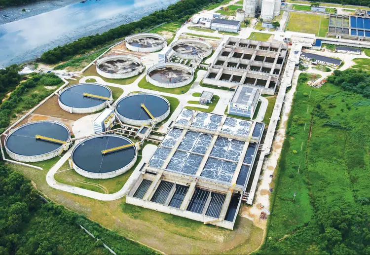 Estação de tratamento de esgoto: proposta prevê atendimento de 99% da população com água potável e de 90% com coleta e tratamento de esgoto garantido até 2033 (Cedae/Divulgação)