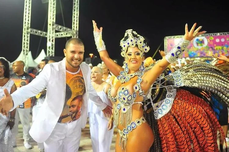 Rainha de bateria: Paola esperava a filha sair da escola quando foi assaltada (Facebook/Reprodução)