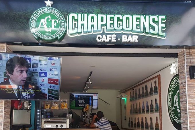Colombianos inauguram bar em homenagem à Chapecoense