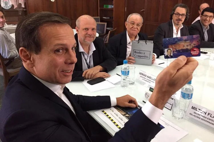 Doria com Bilhete Único: a troca dos cartões foi divulgada enquanto o prefeito João Doria (PSDB) está no Oriente Médio, buscando atrair investidores (Facebook/Reprodução)