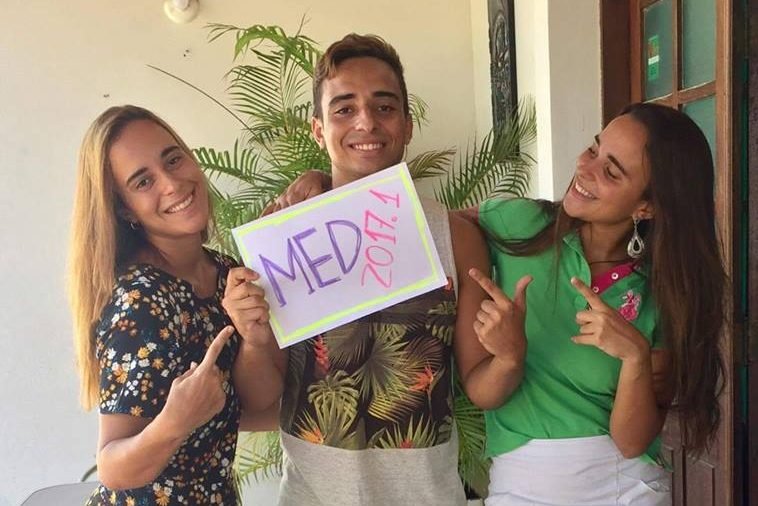 Trigêmeos passam juntos no curso de Medicina