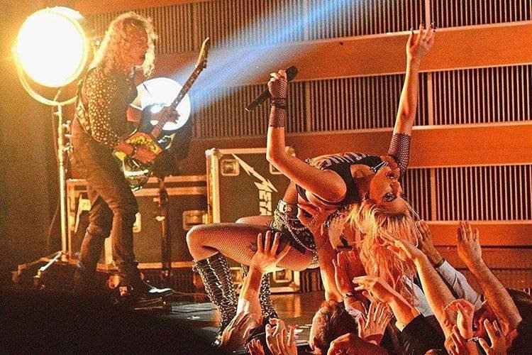 Lady Gaga e Metallica fazem show de rock no Grammy