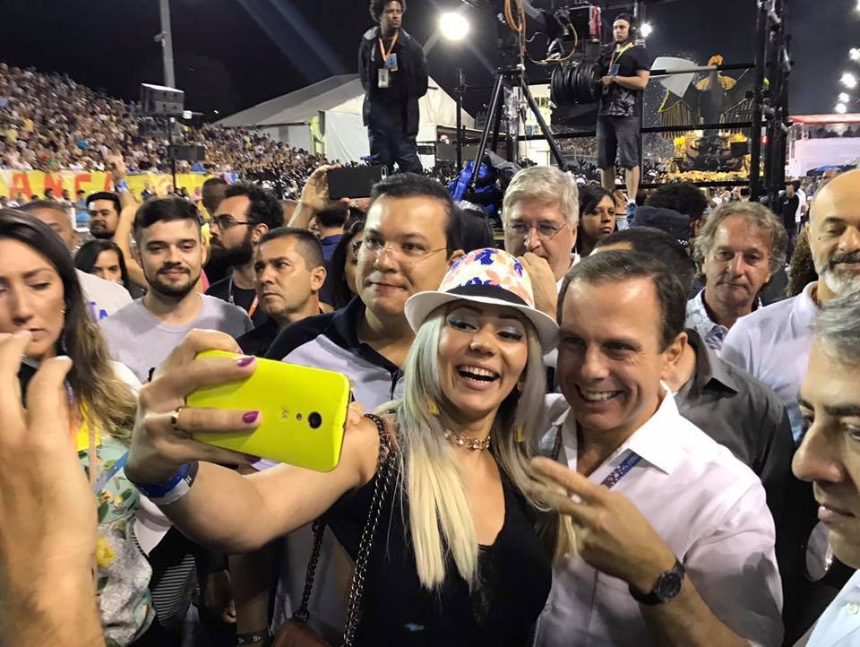 No 1° Carnaval no Sambódromo, Doria samba e faz selfies