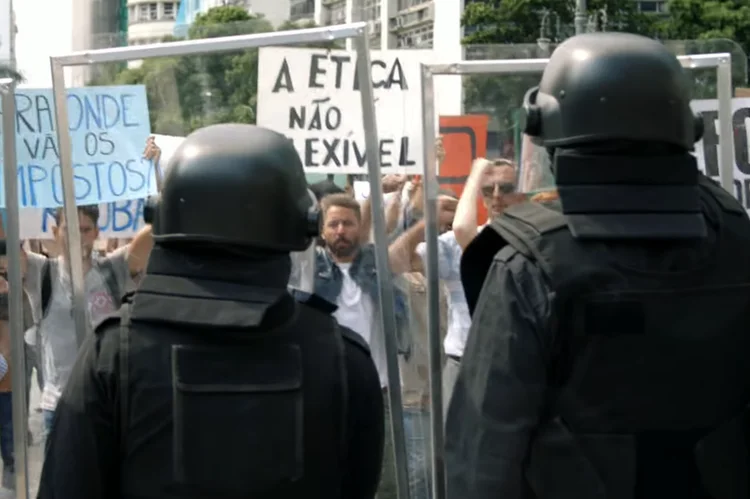 Filme começa com imagens de manifestações de rua e pessoas expressando suas indignações nas redes sociais frente a comportamentos antiéticos (Reprodução)