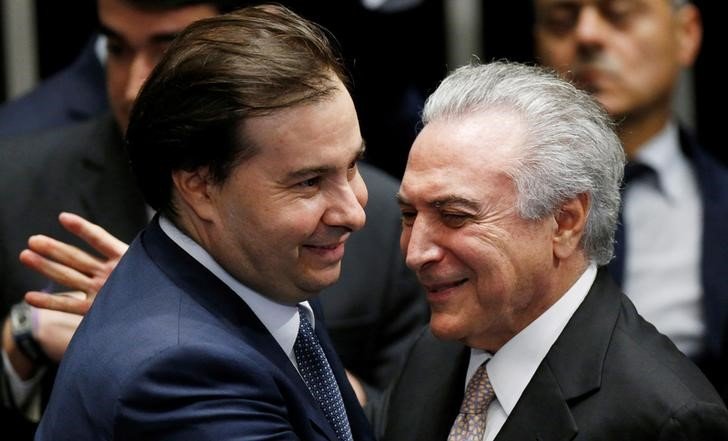 O presidente da Câmara, Rodrigo Maia (DEM-RJ), abraça o presidente Michel Temer em 31/08/2016.   (Ueslei Marcelino/Reuters)