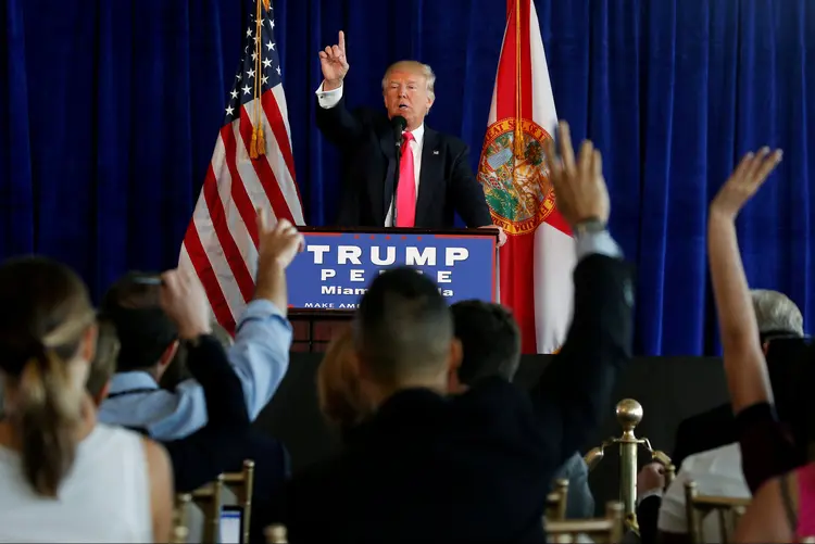 Donald Trump, então pré-candidato republicano, discursa em convenção em seu campo de golfe Trump Doral (Carlo Allegr/Reuters)