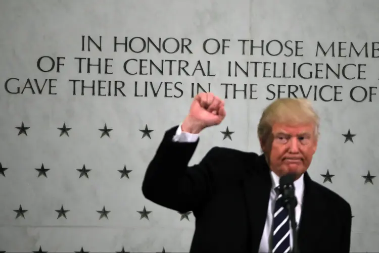 Donald Trump discursa na sede da CIA na Virgínia, nos Estados Unidos (Carlos Barria/Reuters)