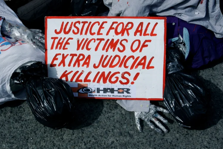 Corpos de mentira são espalhados no chão em protesto contra campanha antidroga de Duterte nas Filipinas em 27/01/2017 (Czar Dancel)