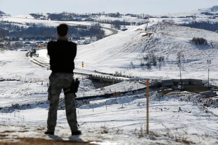 Policial monitora região do gasoduto Dakota: Trump reviveu o projeto na semana passada, antes enterrado por Obama. (Terray Sylvester/Reuters)