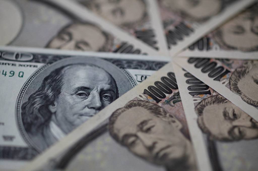 Rendimento de títulos levam dólar a máxima de 3 semanas ante iene