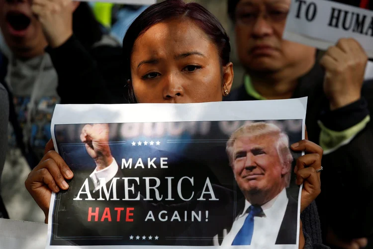 Manifestantes protestam em Hong Kong contra veto imigratório de Trump em 01/02/2017 (Bobby Yip/Reuters)