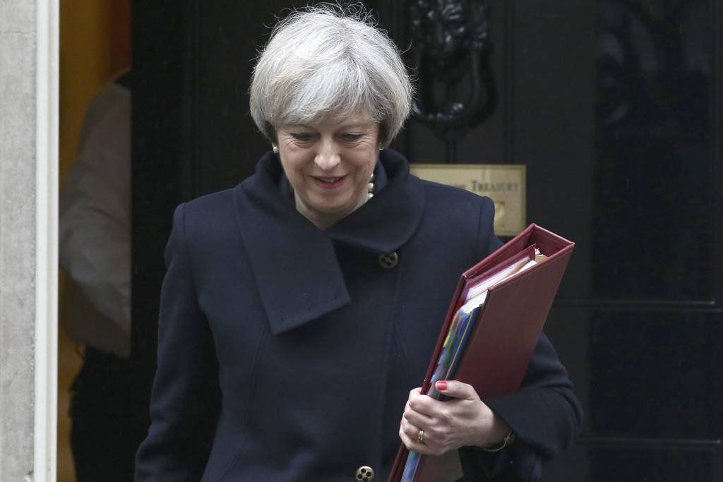 May apresentará livro branco sobre Brexit nesta quinta