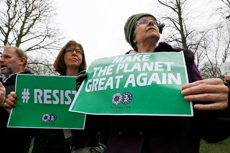 Ativistas protestam contra postura do governo dos EUA em relação aos temas climáticos  (Yves Herman/Reuters)