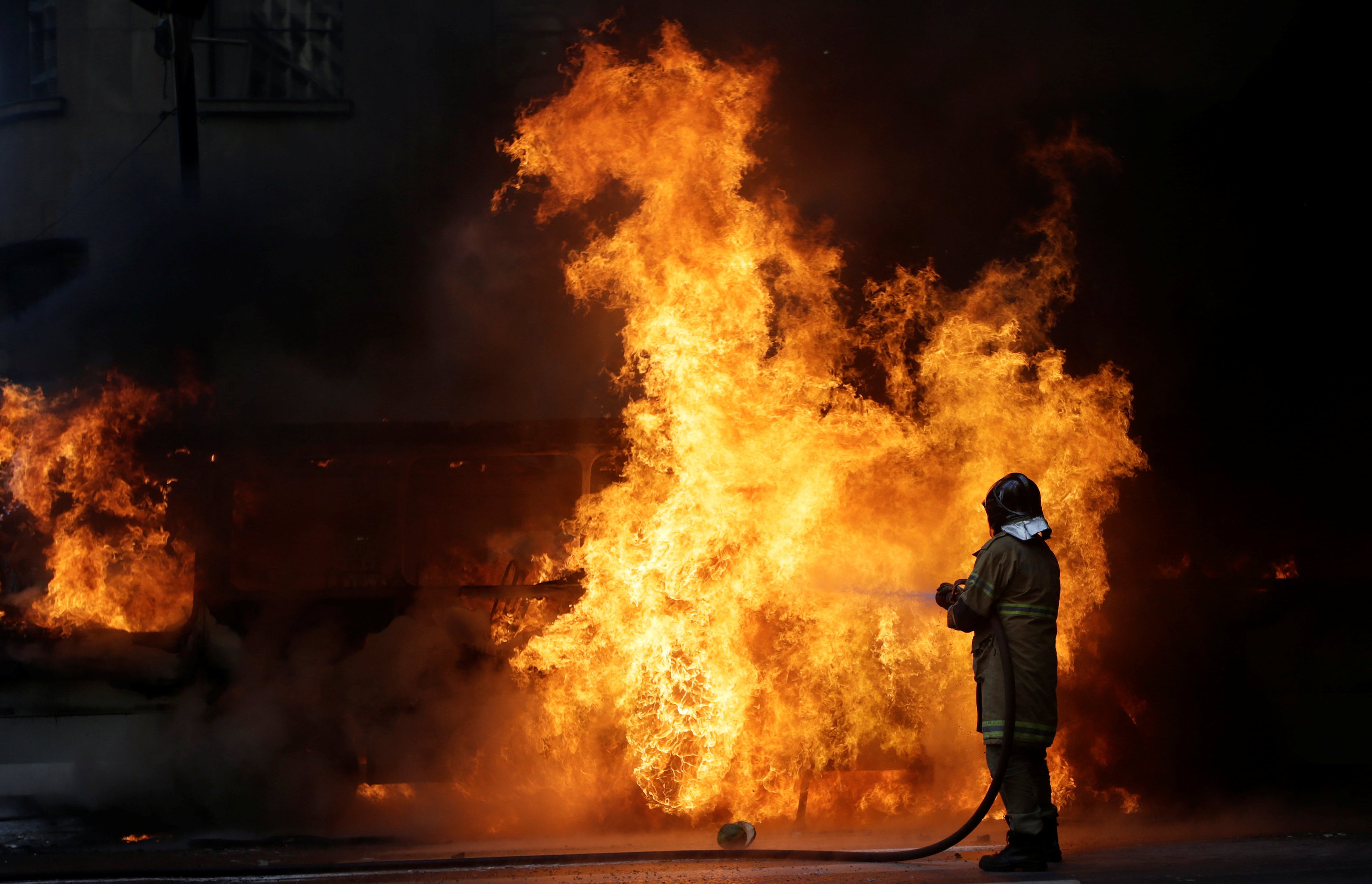 Choque lança bombas em bombeiros que apagavam incêndio no Rio