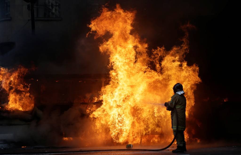 Choque lança bombas em bombeiros que apagavam incêndio no Rio