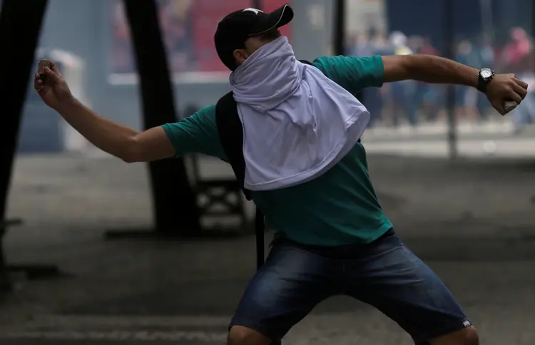 Protestos no Rio: para enfrentar a PM, os manifestantes atiravam morteiros e rojões, além de pedras (Reuters)