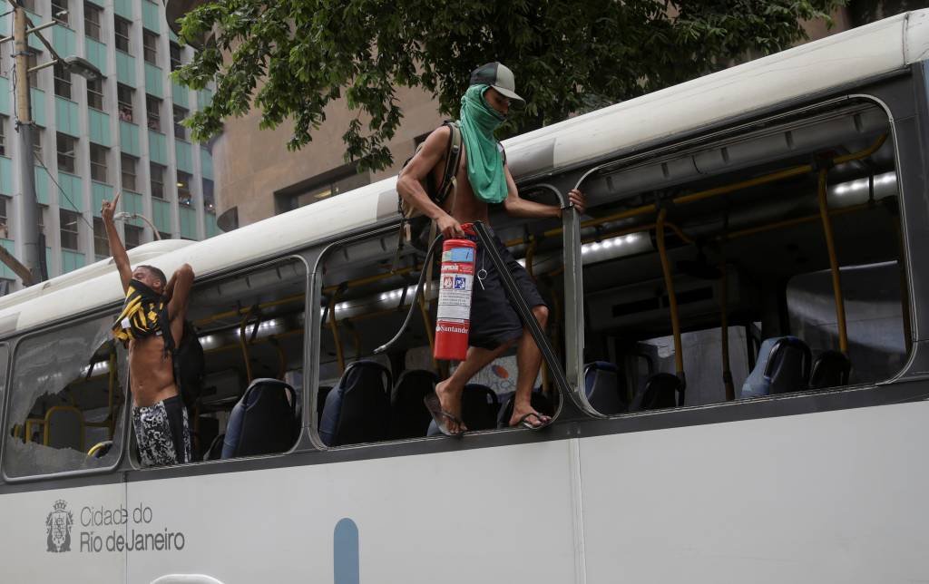 Temer autoriza uso das Forças Armadas no Rio de Janeiro