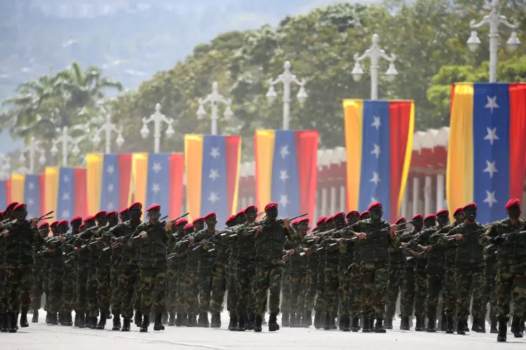 Venezuela: "Vão se multiplicar por todo o território forças especiais de ação rápida, tropas especiais das milícias (...) para fazer com que a nossa pátria seja inexpugnável", disse o presidente (Carlos Garcia Rawlins/Reuters)