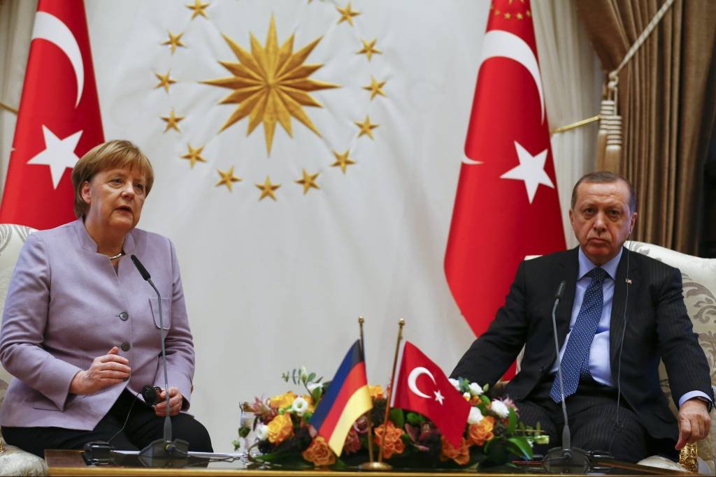 Merkel expressa preocupação com liberdade de expressão na Turquia