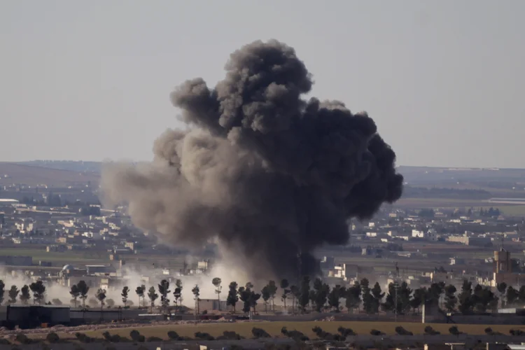 Bombardeios: no último dia 2, nove integrantes do grupo terrorista morreram em uma série de bombardeios e uma incursão de soldados dos Estados Unidos (Khalil Ashawi/Reuters)