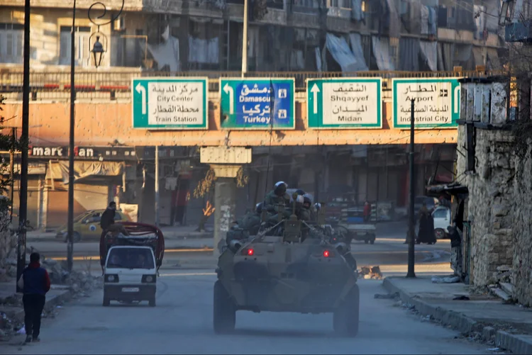 Soldados russos patrulham ruas em Aleppo no dia 02/02/2017 (Omar Sanadiki/Reuters)