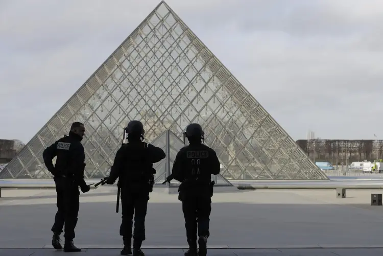 Louvre: "A vida dele não está mais em risco", disse um oficial (Christian Hartmann/Reuters)