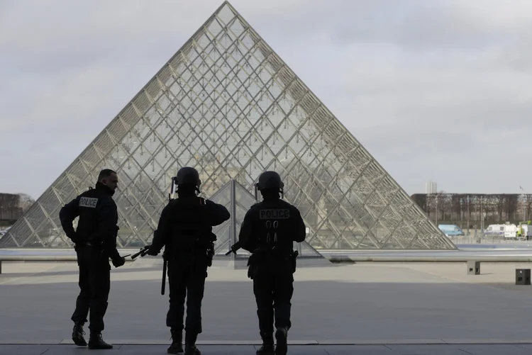 Polícia francesa em frente à Pirâmide do Louvre, em Paris, após ataque com faca no dia 03/02/2017 (Christian Hartmann/Reuters)