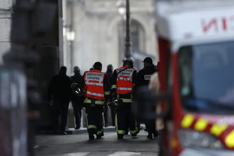 Bombeiros e policiais em frente à Pirâmide do Louvre, em Paris, após ataque com faca no dia 03/02/2017 (Christian Hartmann/Reuters)