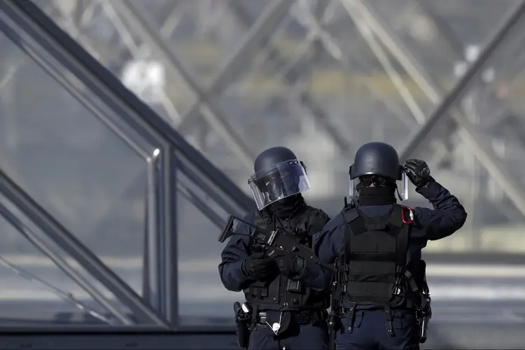 Polícia francesa em frente à Pirâmide do Louvre, em Paris, após ataque com faca no dia 03/02/2017 (Christian Hartmann/Reuters)
