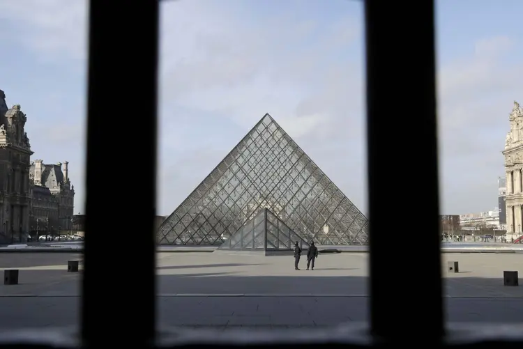 Polícia francesa em frente à Pirâmide do Louvre, em Paris, após ataque com faca no dia 03/02/2017 (Christian Hartmann/Reuters)