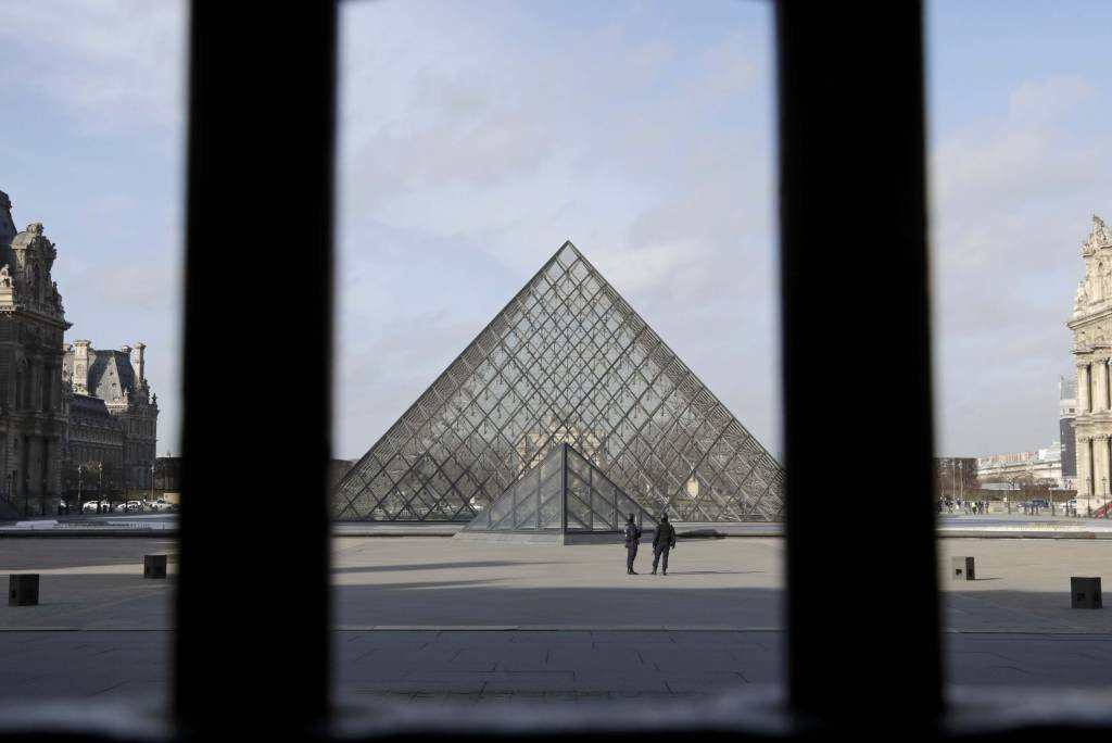 Polícia francesa em frente à Pirâmide do Louvre, em Paris, após ataque com faca no dia 03/02/2017 (Christian Hartmann/Reuters)