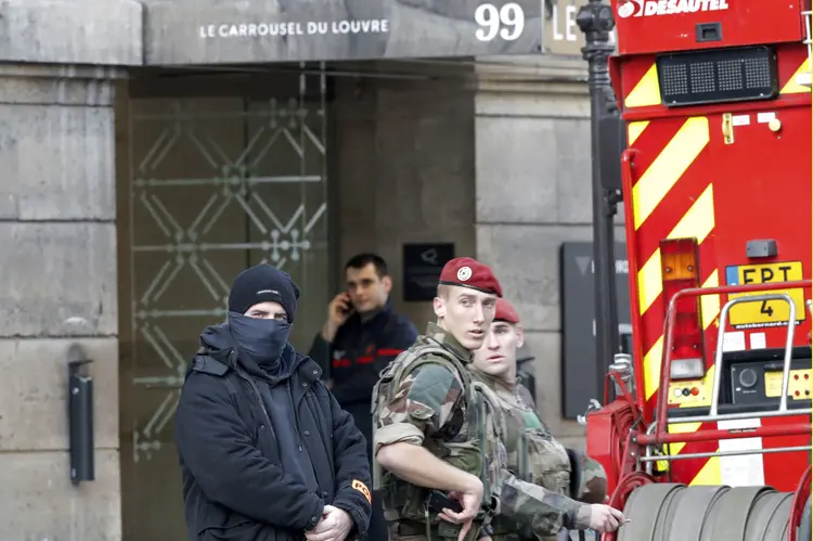 Ataque no Louvre: ministro elogiou atuação dos militares (Christian Hartmann/Reuters)