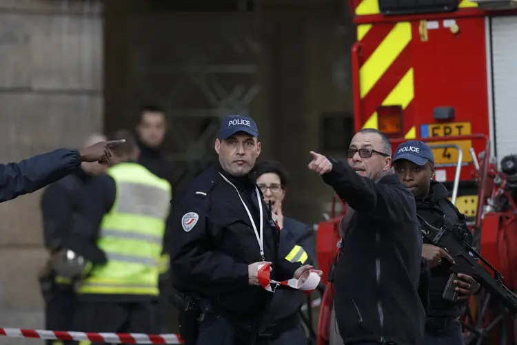 Bombeiros e policiais em frente à Pirâmide do Louvre, em Paris, após ataque com faca no dia 03/02/2017 (Christian Hartmann/Reuters)