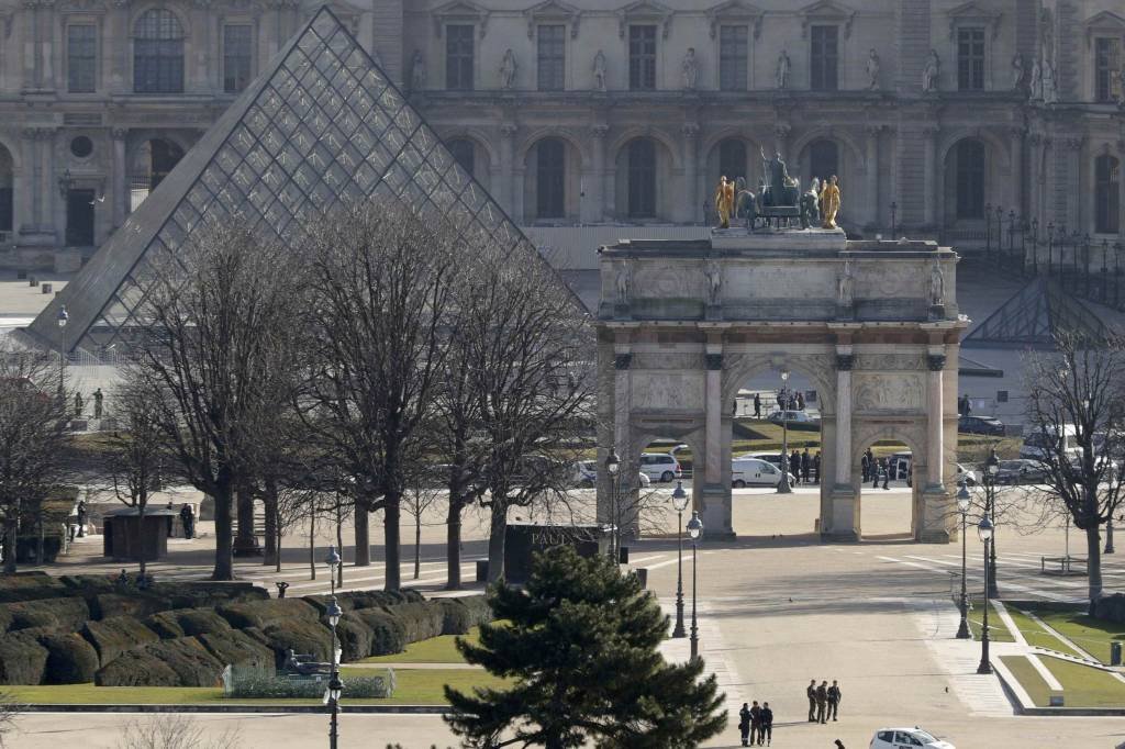 Museu do Louvre reabrirá amanhã após ataque a soldados