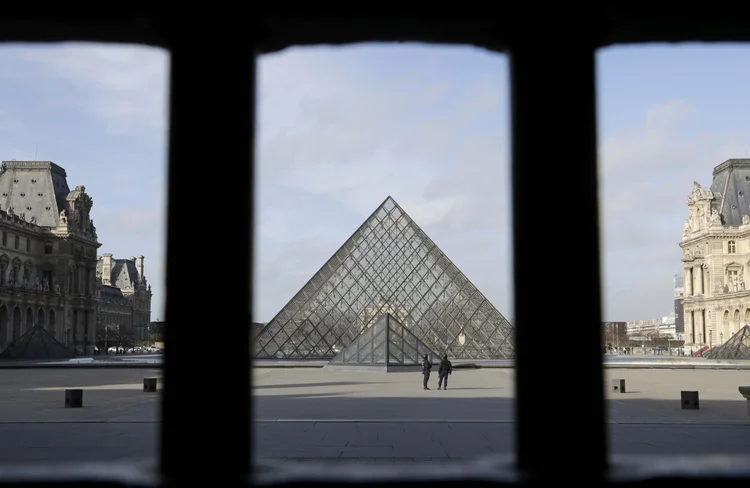 Louvre: o homem alugou um apartamento no 8º, o exclusivo bairro da capital, que já foi inspecionado pela Polícia, e também um carro (Christian Hartmann/Reuters)