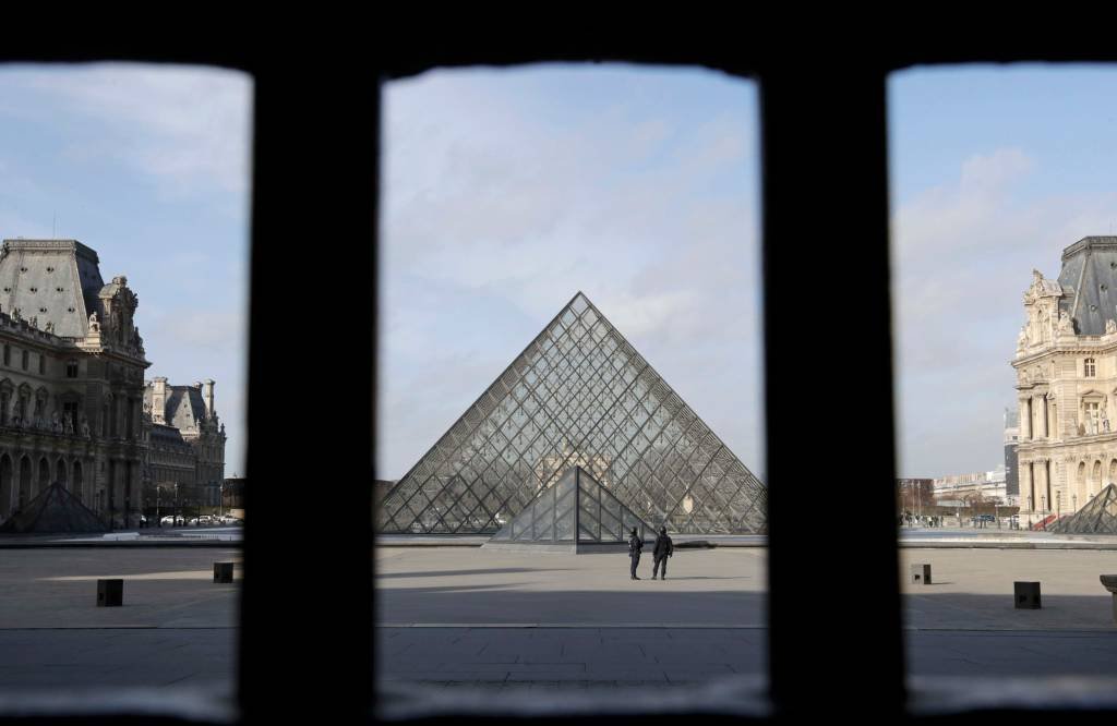 Suspeito de ataque no Louvre entrou na França como turista