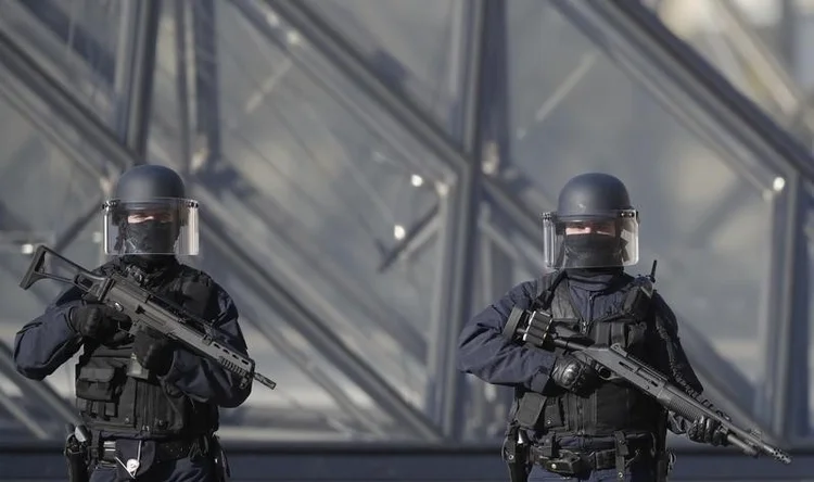 Louvre: o atentado aconteceu por volta das 10h (horário local, 7h de Brasília), quando um homem atacou com um facão um grupo de militares no Carrossel do Louvre (Christian Hartmann/Reuters)
