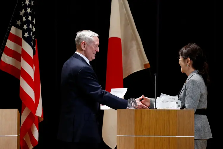 O secretário de Defesa dos Estados Unidos, James Mattis, em encontro com a Ministra da Defesa do Japão, Tomomi Inada (Toru Hanai/Reuters)