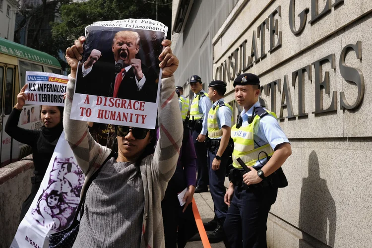 Manifestação: grupo protesta contra Donald Trump em Hong Kong, em 05/02/2017 (Bobby Yip/Reuters)