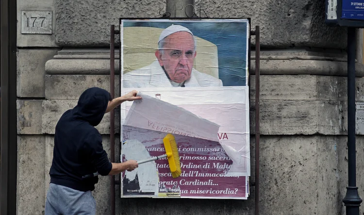 Cartaz contra o papa: "A France (Francisco), você tutelou congregações, removeu sacerdotes, decapitou a Ordem de Malta e a dos Franciscanos da Imaculada, ignorou cardeais, ma n'do sta la tuamisericórdia (onde está a sua misericórdia?)", diz o cartaz (Max Rossi/Reuters)