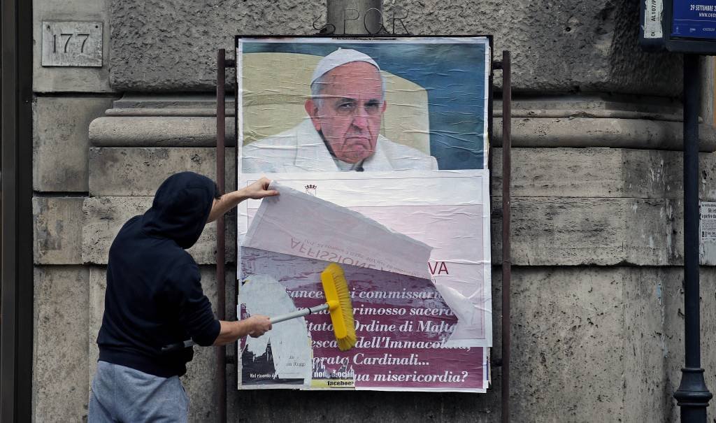 Polícia investiga campanha com cartazes contra o Papa em Roma