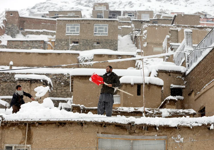 Afegãos retiram neve do telhado de suas casas em 05/02/2017 (Omar Sobhani/Reuters)