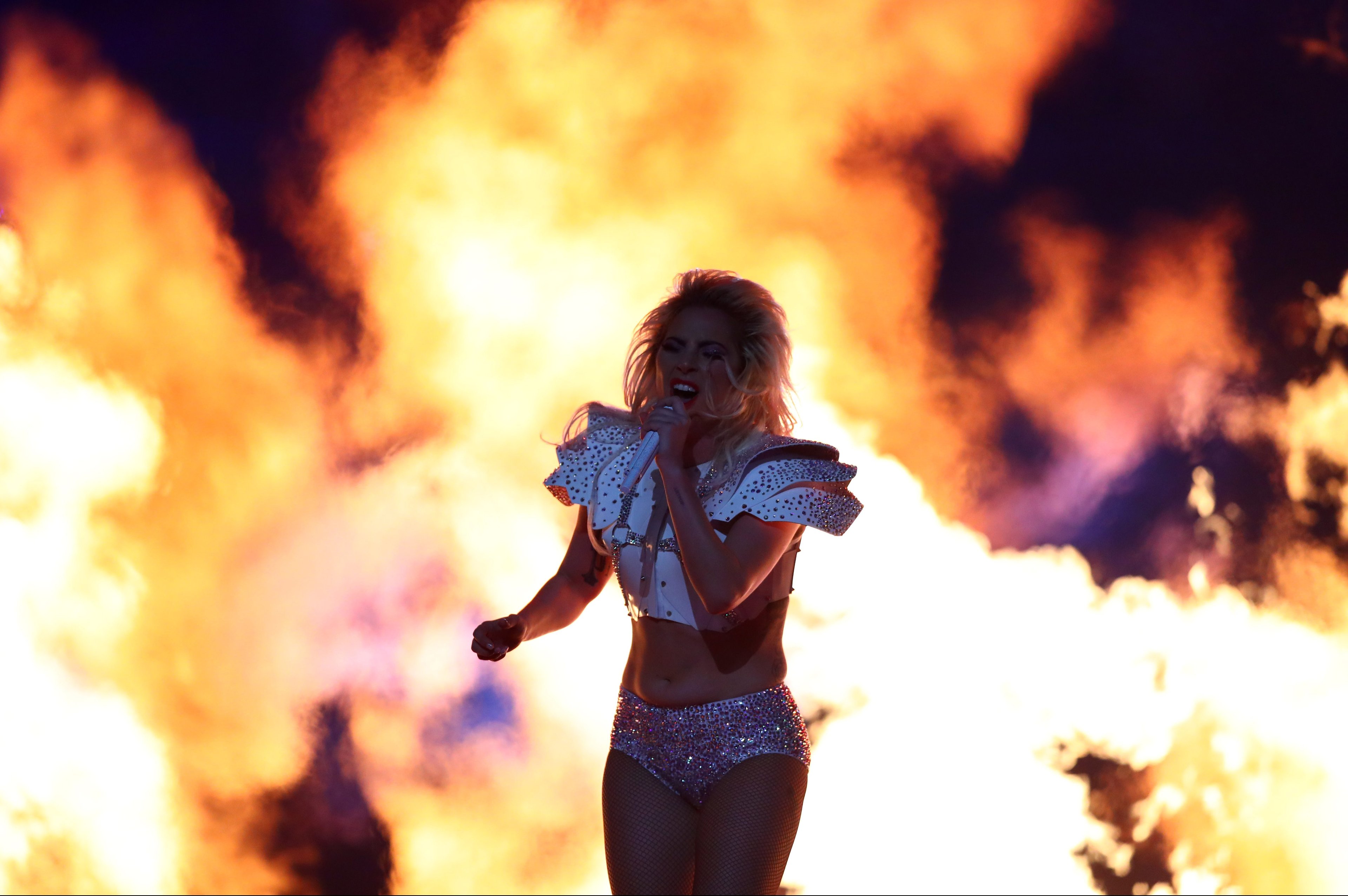 Lady Gaga brilha no show do intervalo do Super Bowl