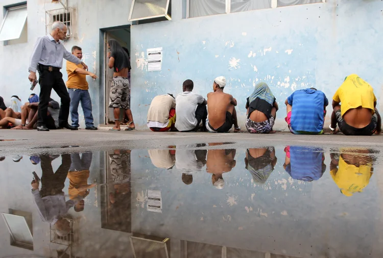 Suspeitos de roubo são detidos em Vitória, no Espírito Santo (Paulo Whitaker/Reuters)