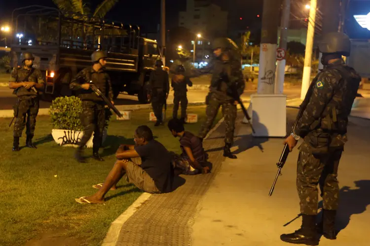 Soldados do Exército detêm suspeitos de furto em Vitória, no Espírito Santo (Paulo Whitaker/Reuters)