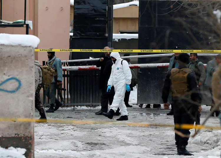Cabul: o homem-bomba estava apé e ativou sua carga explosiva no estacionamento, na hora que os funcionários saíam de seus escritórios (Omar Sobhani/Reuters)