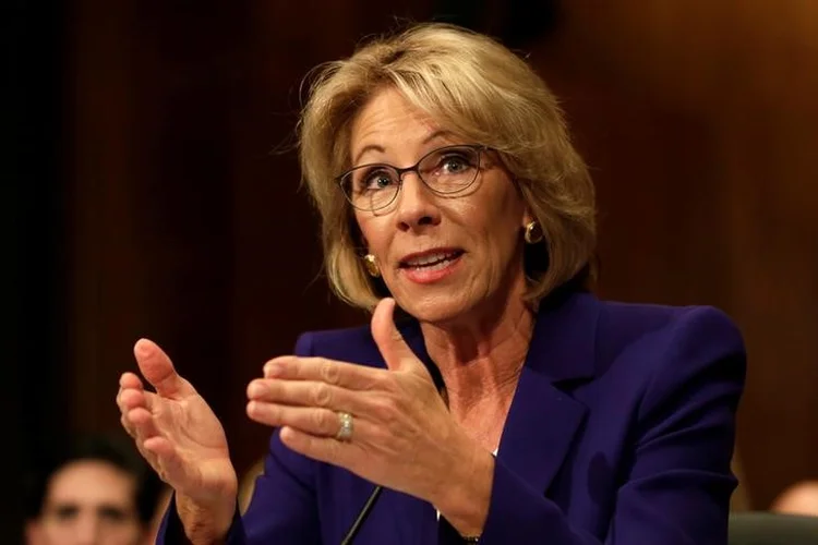 DeVos: tanto democratas como republicanos receberam milhares de ligações de seus eleitores pedindo que se opusessem à indicação de DeVos (Yuri Gripas/Reuters)