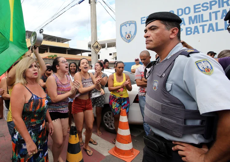 Protesto em Vitória: desde sábado (4), a capital capixaba está sem policiamento nas ruas e parentes de policiais militares estão impedindo a saída de viaturas como forma de protesto (Paulo Whitaker/Reuters)