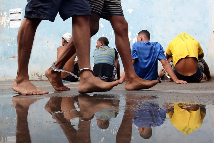 Suspeitos de roubo são detidos em Vitória, no Espírito Santo, em meio a onda de violência durante greve da PM (Paulo Whitaker/Reuters)